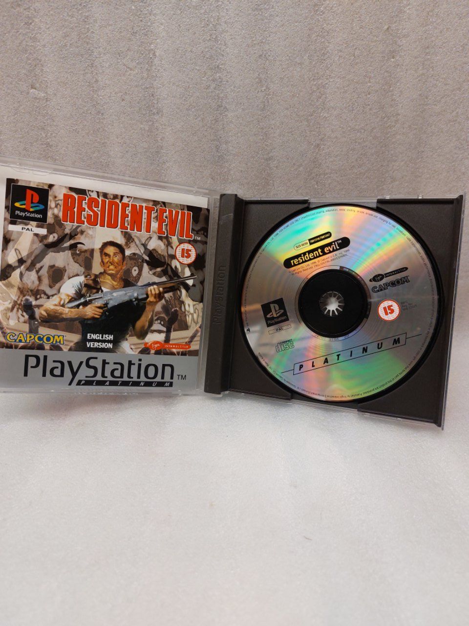 Sony Jeux: Resident Evil - PLATINUM - PlayStation 1 – D'occasion à Pambio Noranco par Pol69 1