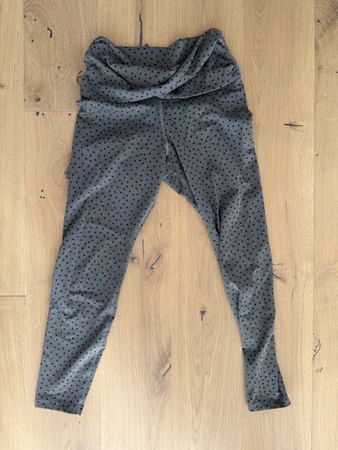 Leggings grey with black dots size M only wear once
