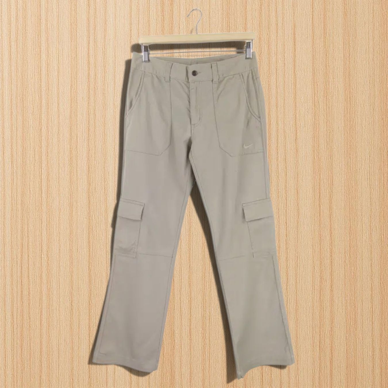 Nike Pantaloni: Nike, Pantalon cargo beige, Taille L - – Nuovo (secondo la descrizione) da Le Locle venduto da sAm_2112