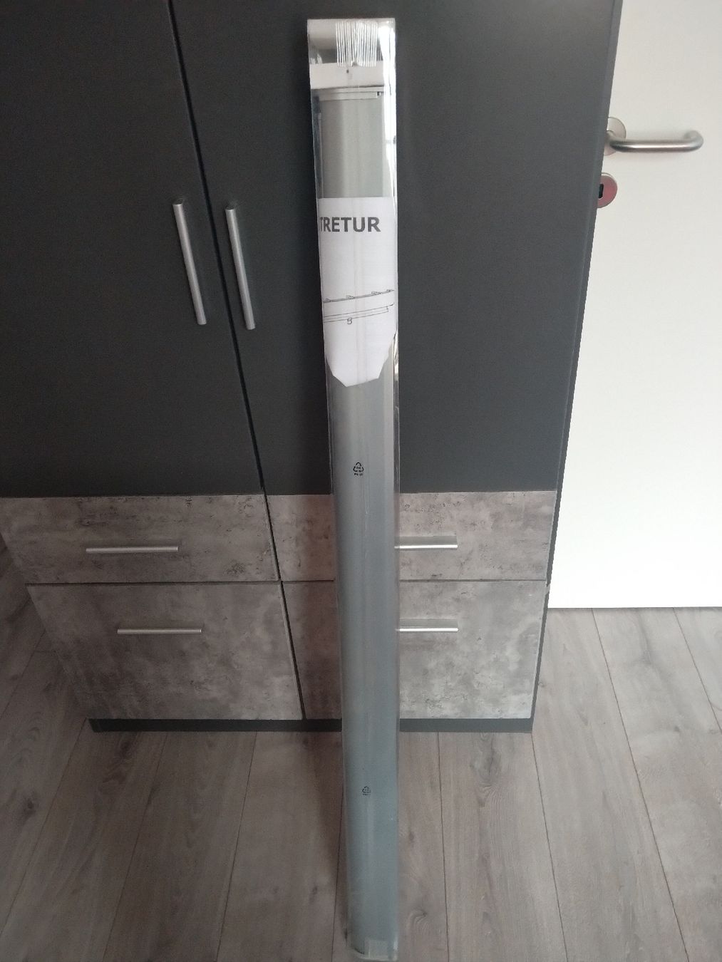 Markisen: Store enrouleur gris neuf – Neu und originalverpackt aus Péry von Labulle
