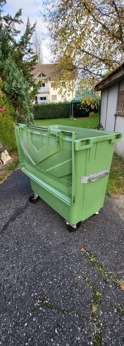 Altro per Ufficio & Commercio: Grüne Mulde / Abfallcontainer - Top Zustand! – Nuovo (secondo la descrizione) da Hallwil venduto da cao_x7wb 1