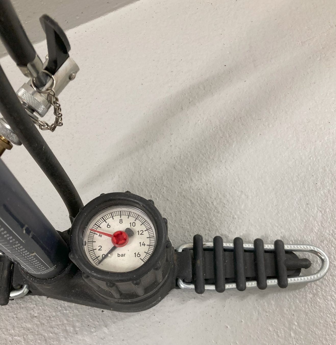 Pompes: Standfuss-Velopumpe mit Manometer – D'occasion à Münchenbuchsee par PET52 2