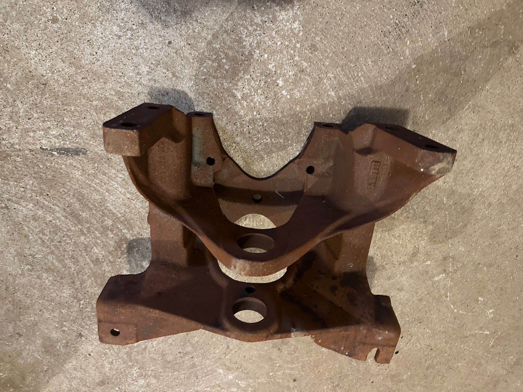 Massey Ferguson Trattori: Massey Fergusson 35 Vorderachs -Träger – Usato da Huttwil venduto da alc_s2gc 9