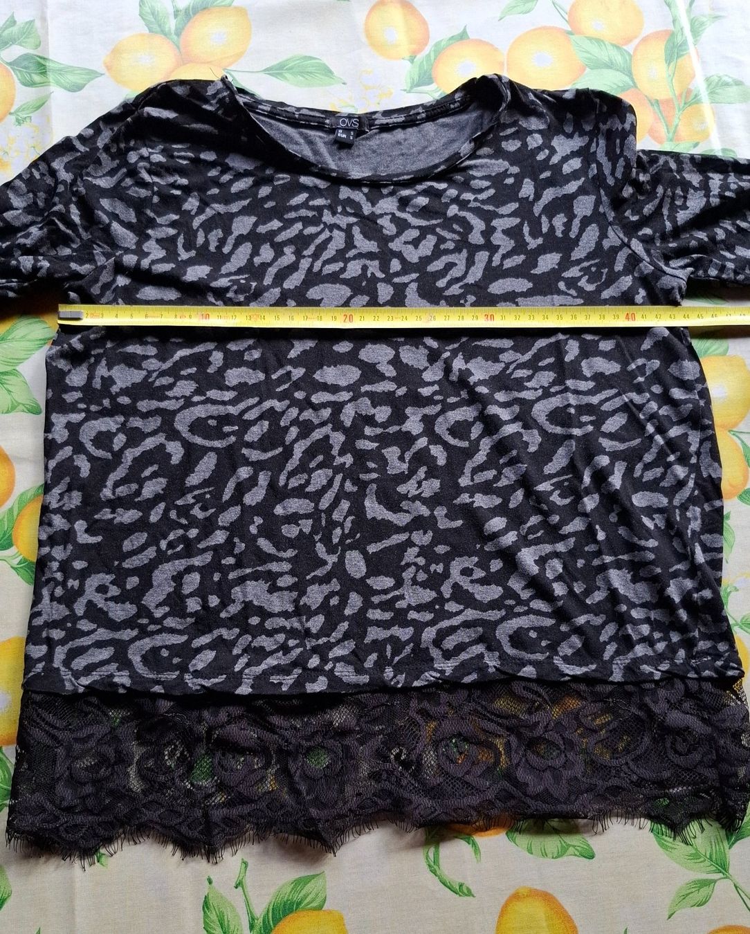 T-shirt: Langarm T.Sihrt mit Spitzenbesatz, Leo-Muster . – Usato da Plagne venduto da Reticulum01 6