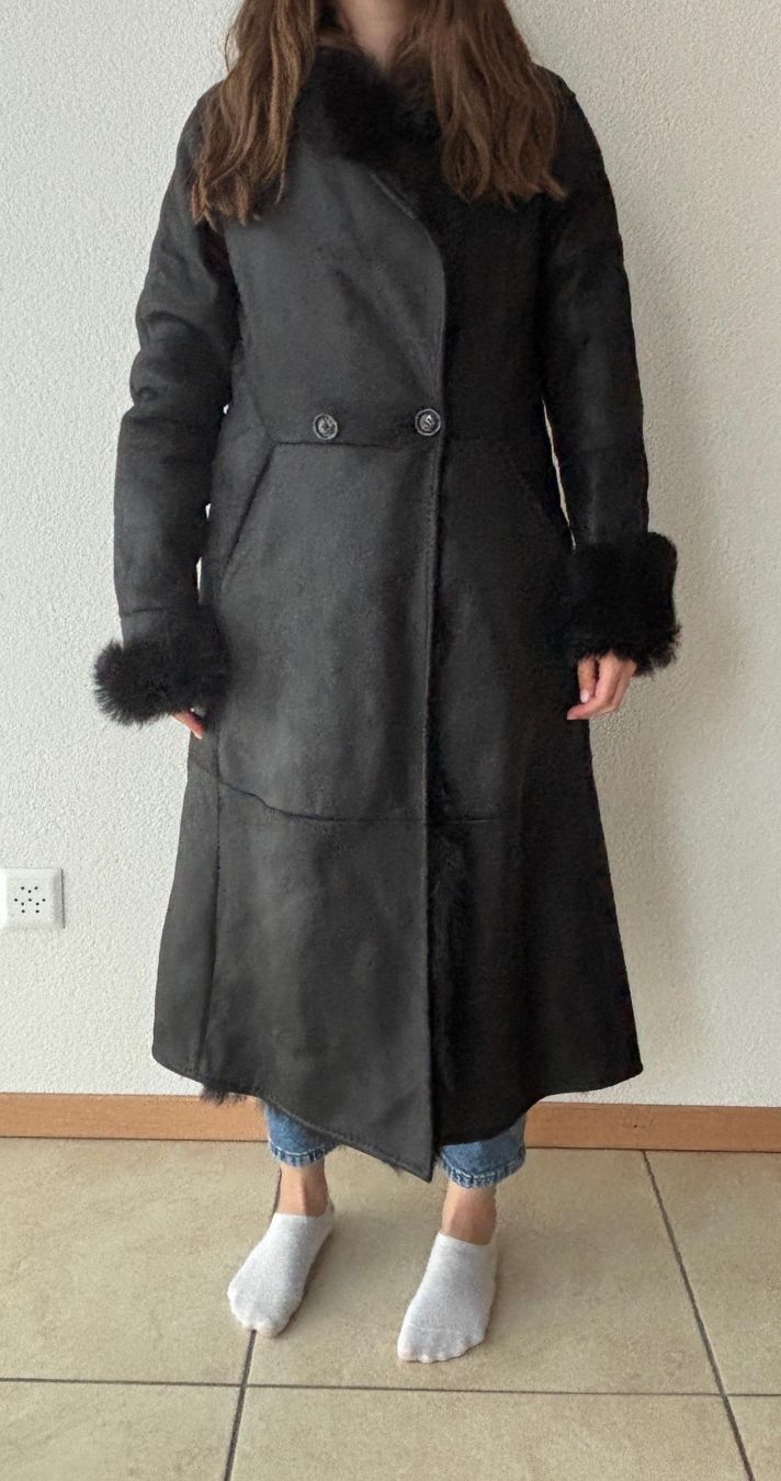 Max Mara Cappotti: Manteau Max Mara noir en fourrure – Usato da Fribourg venduto da Vinhell 8