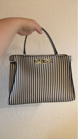 Stylische Guess Handtasche schwarz/weiss gestreift