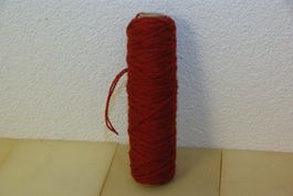 Restrolle rotes Wollgarn, Meter unbekannt