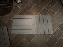 Graue Gebrauchte Terrassenplatten.