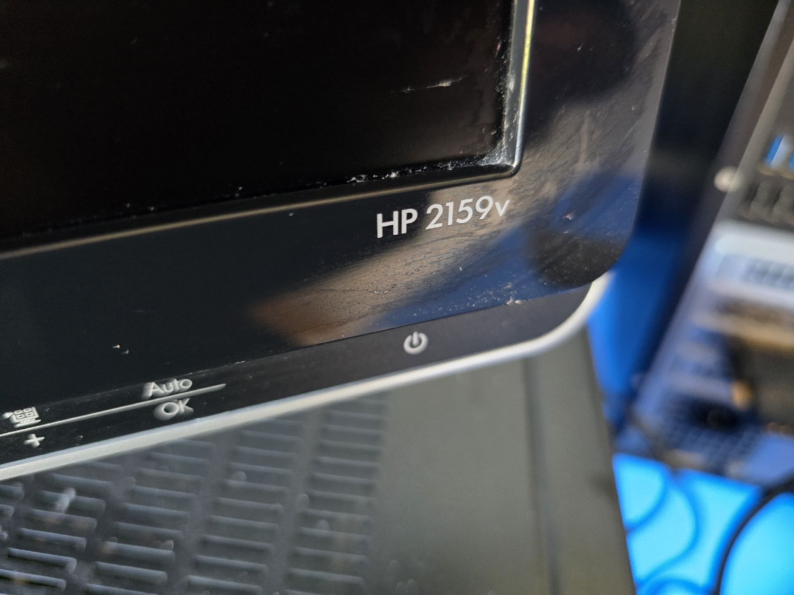 Hewlett Packard Monitore: 2 PC Monitore gebraucht. Einer mit Kratzern – Gebraucht aus St. Ursen von fitmacher1 1