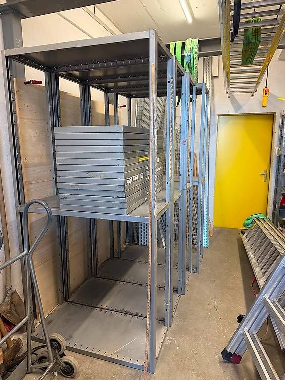 Scaffali:  4 Massive Lagergestelle – Usato da Schänis venduto da Misli71