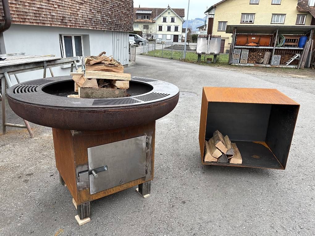Bracieri: Feuerschale mit Holzlager – Usato da Kriessern venduto da Hurog