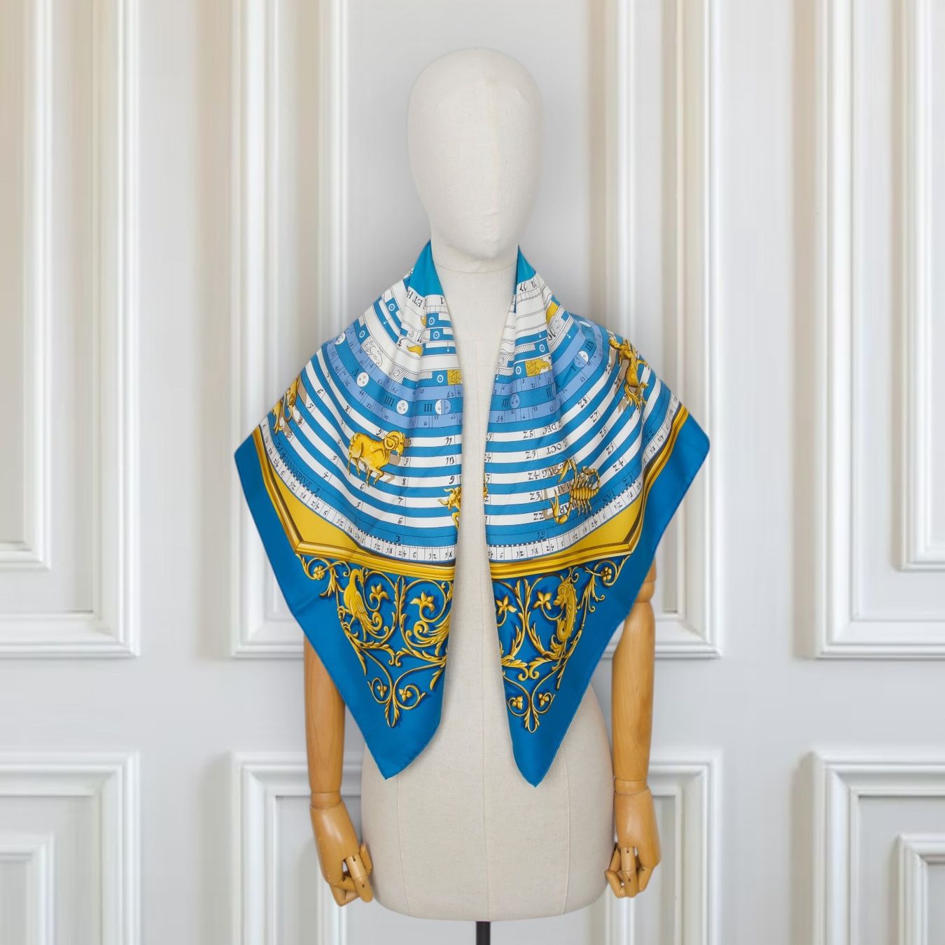 Hermès Foulard & Sciarpe: Hermès Carré "Dies et Hore" blau – Usato da Binningen venduto da Designerlabels 1