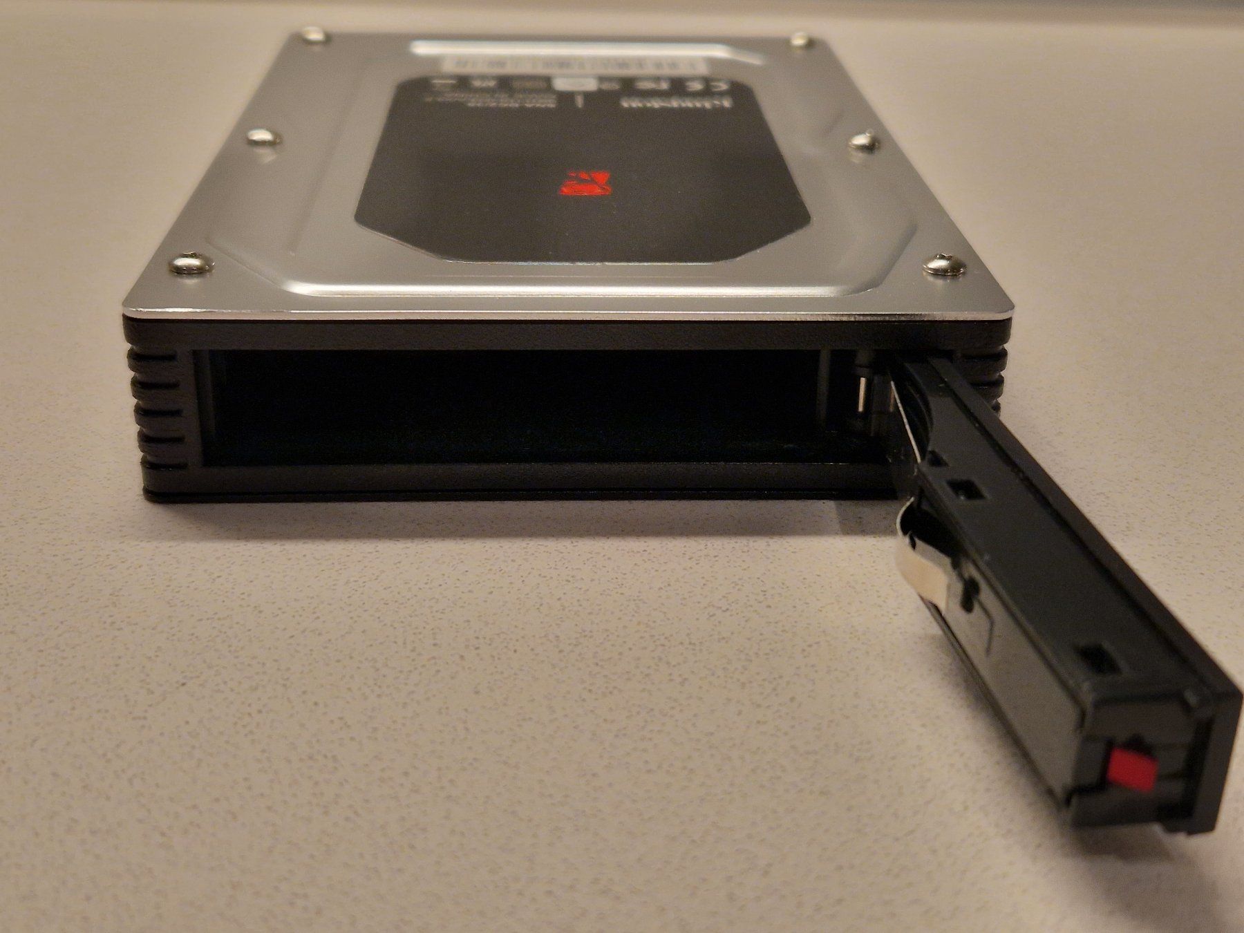 Kingston Laufwerke & Adapter: Kingston SNA-DC2/35 2.5" zu 3.5" HDD SSD Adapter – Neu (gemäss Beschreibung) aus Zürich von PickleRick 2
