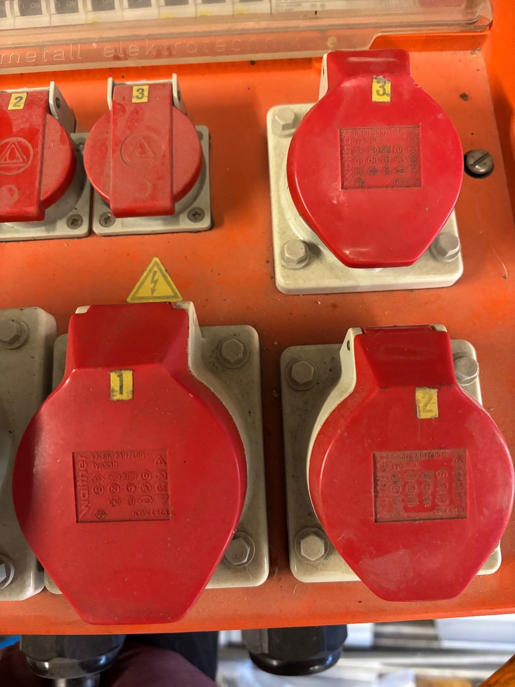 Electrotechnique: Verteilerkasten Stromverteiler mit diversen Steckdosen – D'occasion à Wittenbach par newzealand09 2