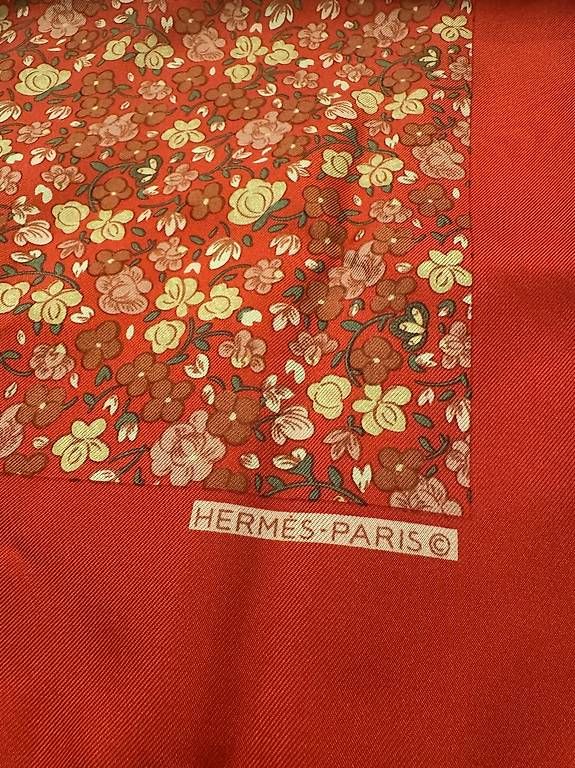 Foulard & Sciarpe: Hermès Seidentuch Blumen / Rot  40x40 cm – Usato da Spreitenbach venduto da vancosta 1