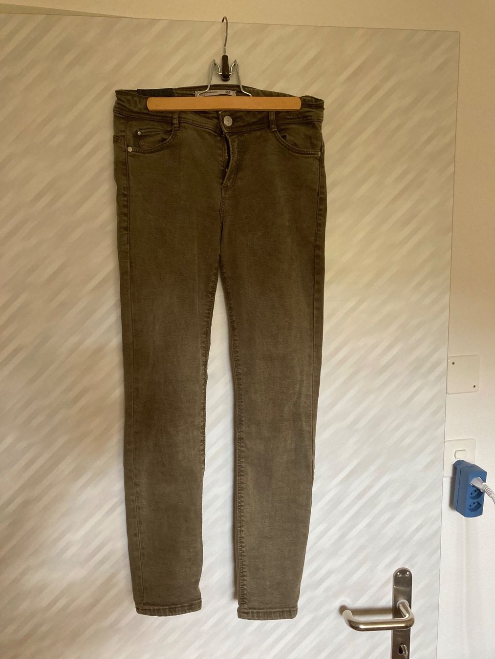 Zara Jeans: Eng anliegende Jeans 36 khaki – Gebraucht aus Kestenholz von zweite_chance 1