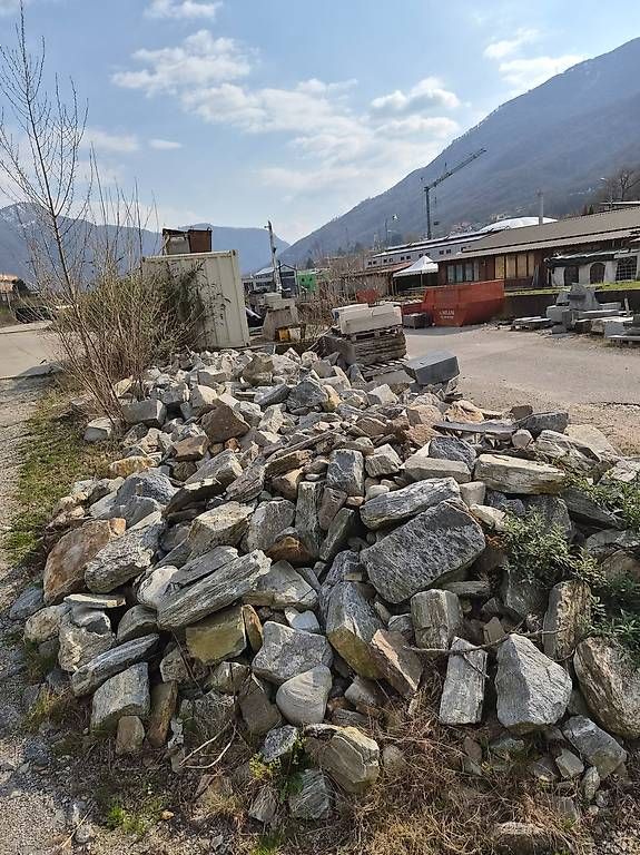 Pietre & tegole: Sassi da Muro in Granito, Gneiss e Capriono – Usato da Rivera venduto da GenerelliSA
