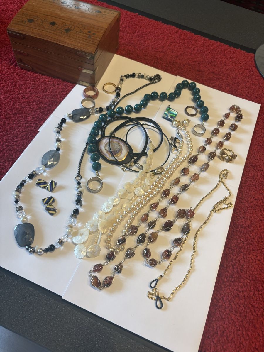 Autres bijoux: Mode Schmuck mit Holz Schatulle  – D'occasion à Murten par Tzaugg 4