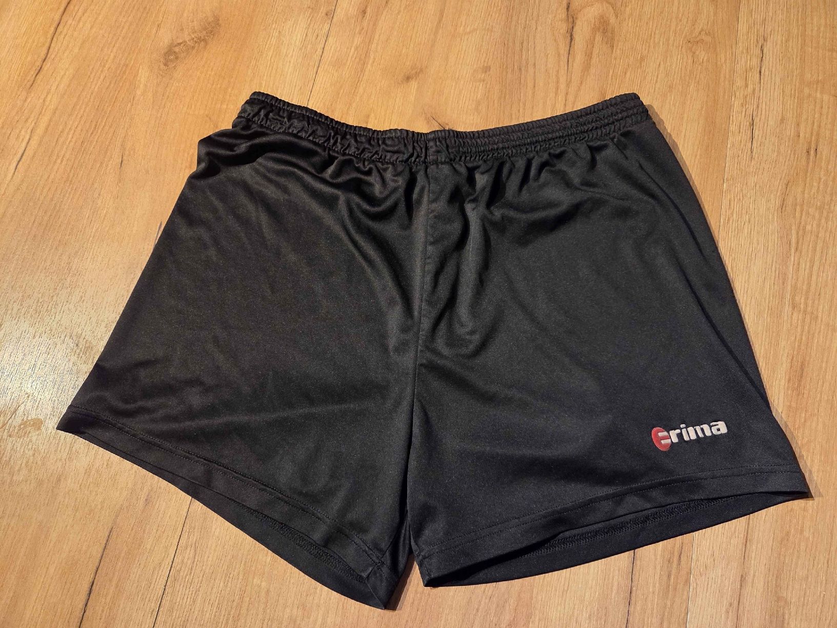 Erima Pantaloni: Schwarze Erima Sporthosen Grösse 42 – Usato da Tschingel venduto da Olivia.S