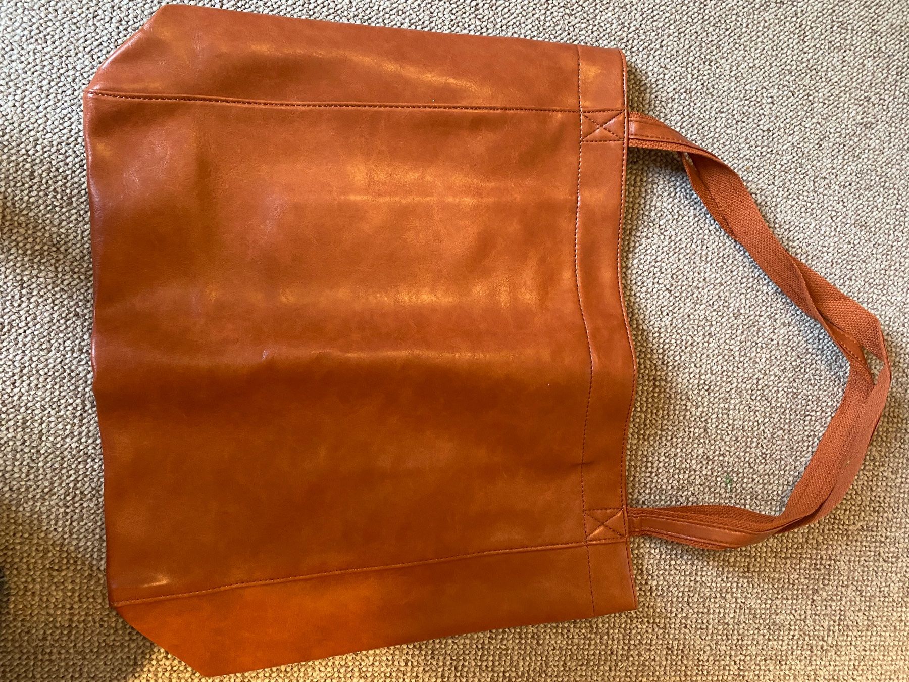 Taschen für Damen: Grosse Kunstledertasche – Neu (gemäss Beschreibung) aus Gossau SG von lar_2tvj 3