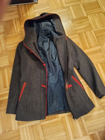 Sehr schöne 3/4 Jacke mit Kaputze und Reissverschluss.