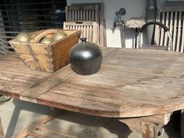 Panier en bois et boules décoratives