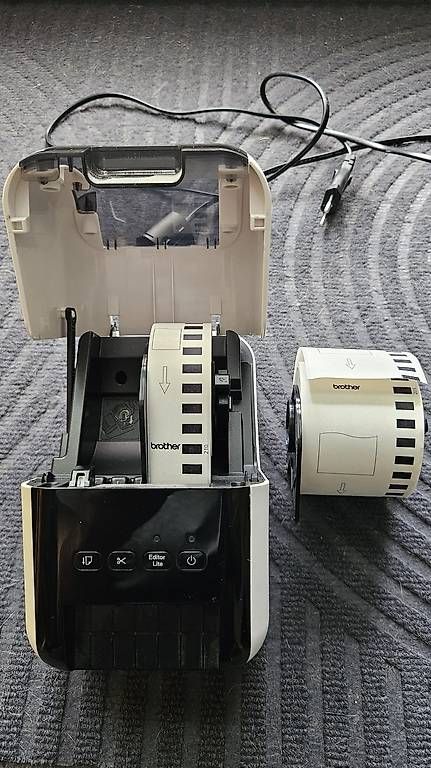 Stampanti: Brother QL-800 Desktop Etiketten Drucker – Usato da Balsthal venduto da tikolino 1