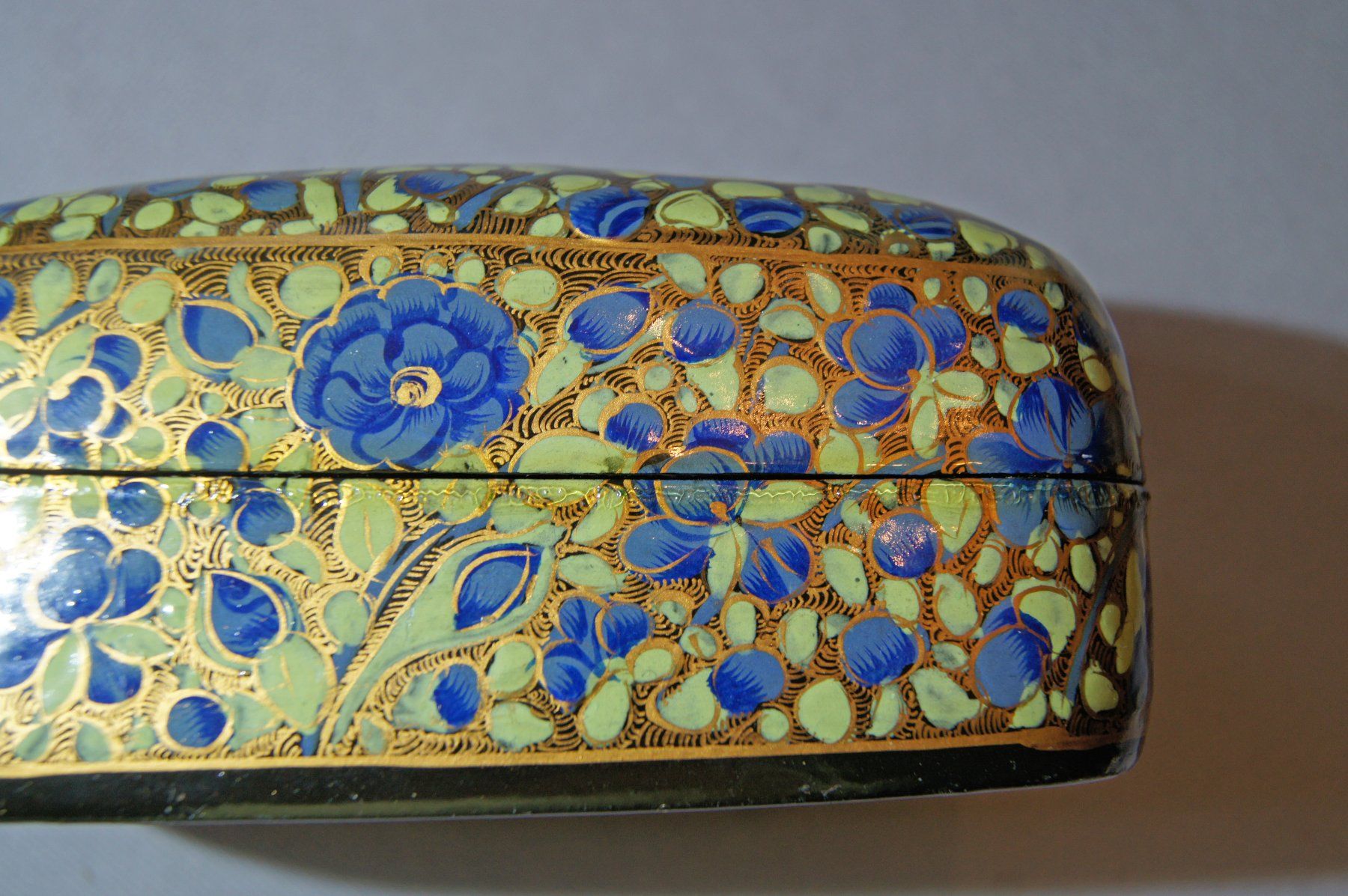 Portagioie: Wunderbare Deckeldose/Schatulle mit Blumenmuster & Vergold. – Usato da Geroldswil venduto da ARTEFACTO 3