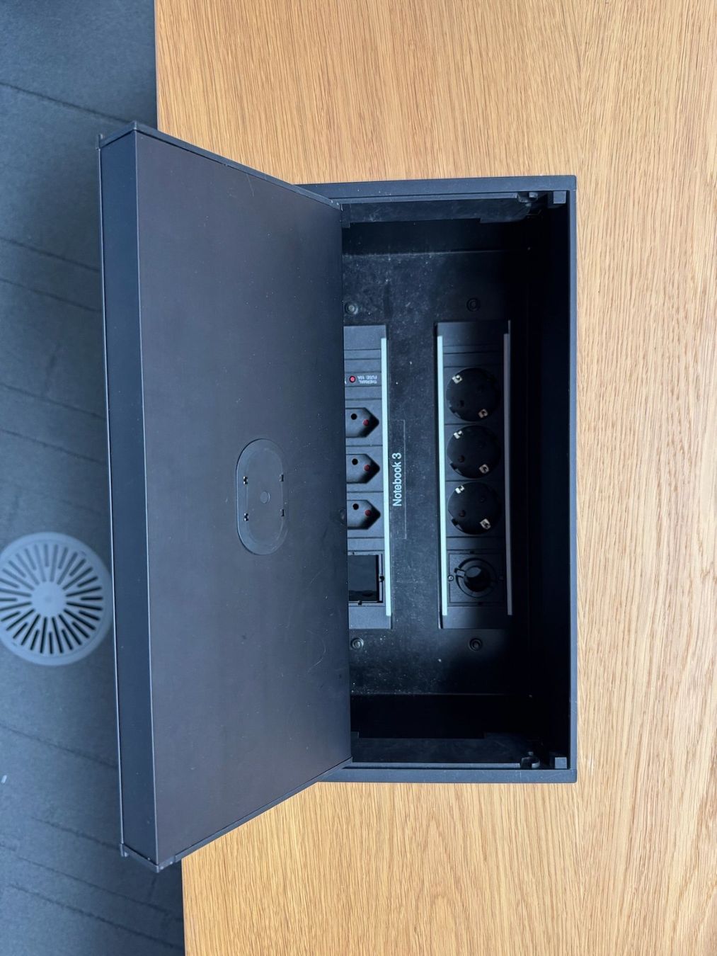Stecker: Bachmann VENID Sitzungszimmer Tischsteckdoseneinsatz – Gebraucht aus Affoltern am Albis von Zapro 1