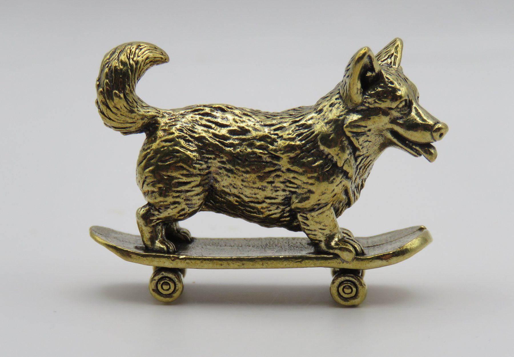 Figuren: CORGI auf SKATEBOARD - Figur aus Messing - 4,5x2,5cm – Neu und originalverpackt aus Grenchen von Yamahwildstar16 5