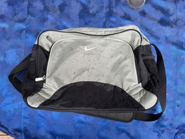 Borsa Nike vintage grigia e nera - perfetta per l'estate!