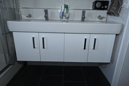 Komplettes Badezimmer: Badewanne,Dusche,Waschtisch,Toilette