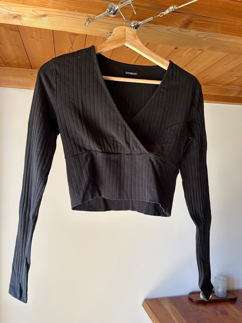 Top: Schwarzes Crop Top, Langarm, Gr. M – Usato da Erlen venduto da nin_b8c6