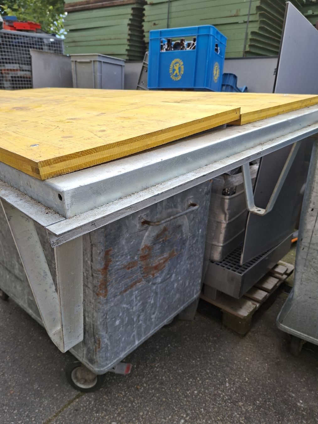 Sonstige Dekorationen & Accessoires: Robustes Podest Tisch Werkbank Rampe – Gebraucht aus Grossdietwil von hufi10 1