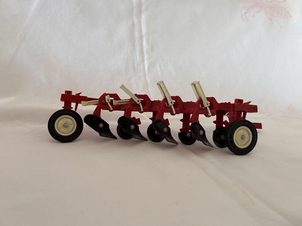Jouets: Traktor mit Anbaugeräten  – D'occasion à Olten par Astikon 4