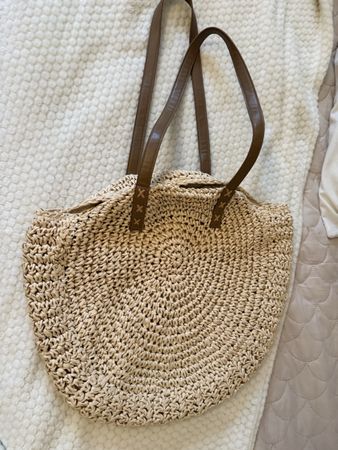 Woven straw tote bag for summer beach days! ☀️