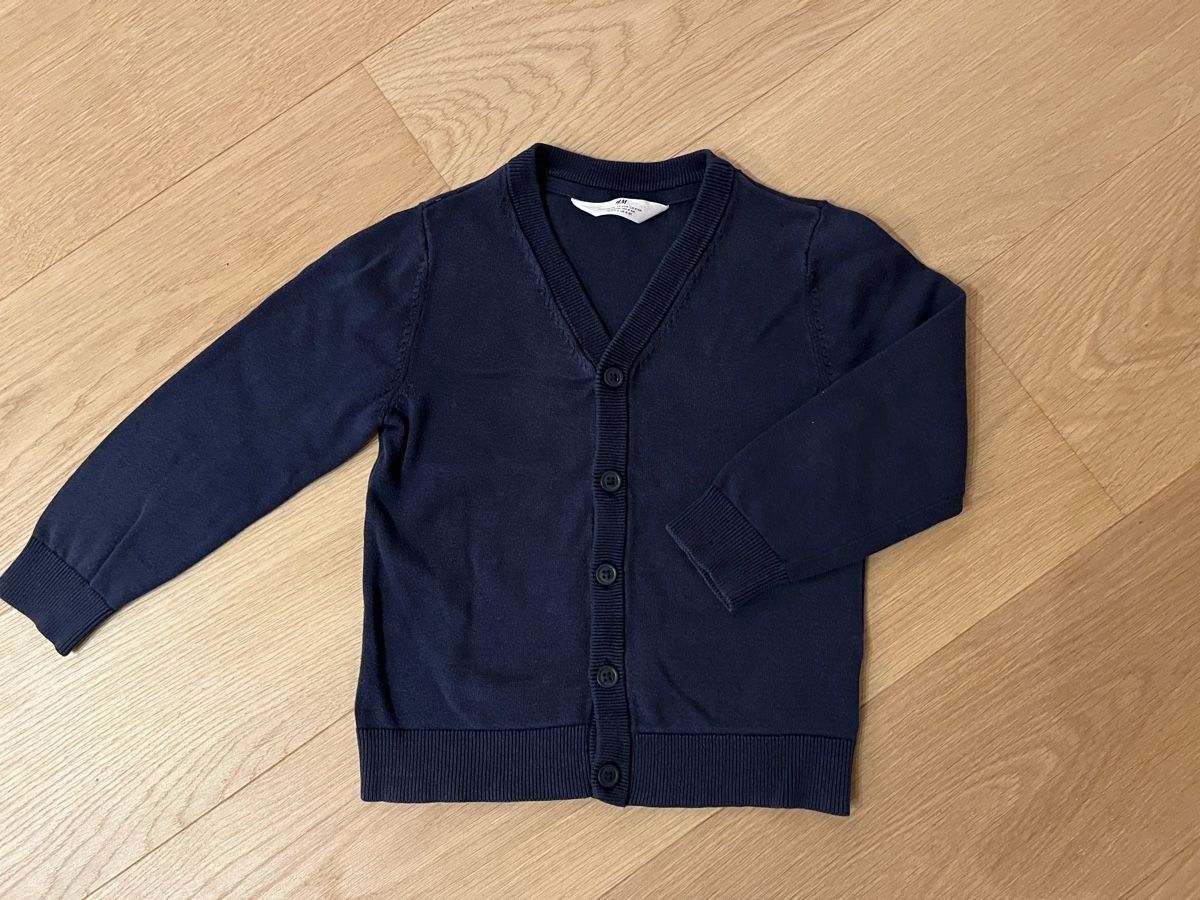 H&M Pullover & Sweatshirts: Classic navy cardigan, Size 110/116 – Gebraucht aus Planken von R4gskL7