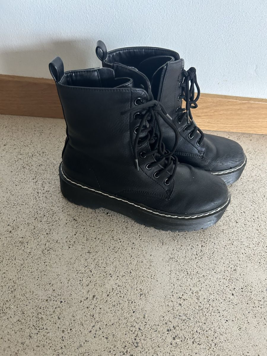 Chaussures femmes: Boots im Dr. Martens Stil – D'occasion à Wolfhausen par eil_jc5j