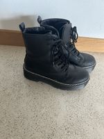 Boots im Dr. Martens Stil