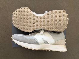 New Balance 327 Sneaker Grau/Weiss, Grösse 43