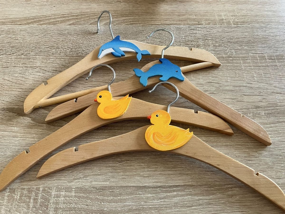 Cintres: Kinderkleiderbügel aus Holz – D'occasion à Zufikon par tam_gfx6