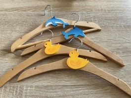 Kinderkleiderbügel aus Holz