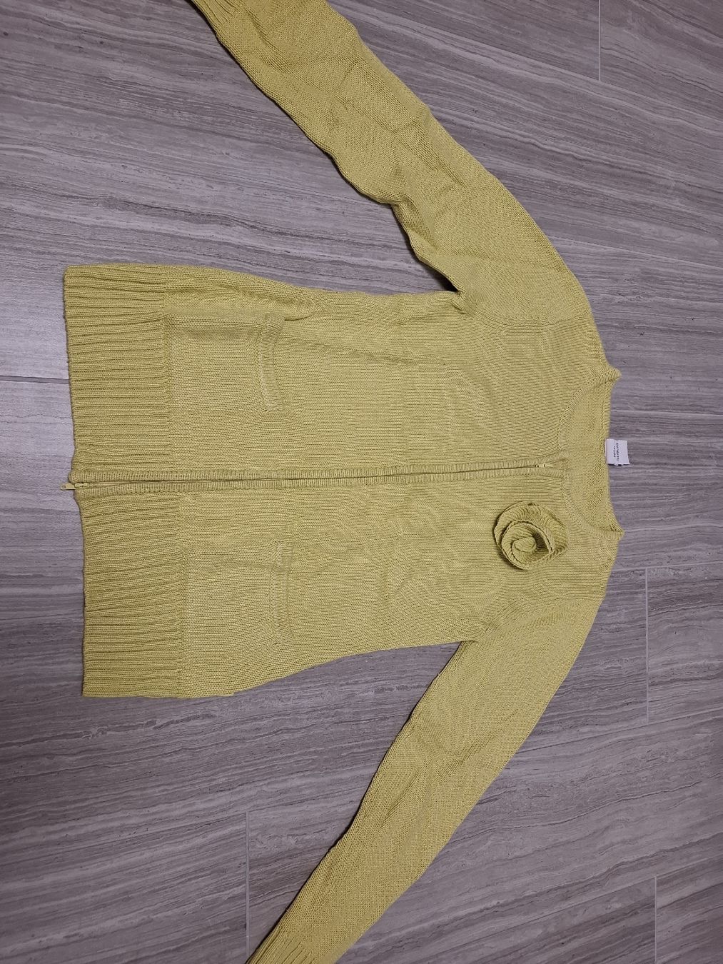 Maglioni & Felpe: jaquette citron vert taille 140 – Usato da Ecublens FR venduto da ame_y8tq 1