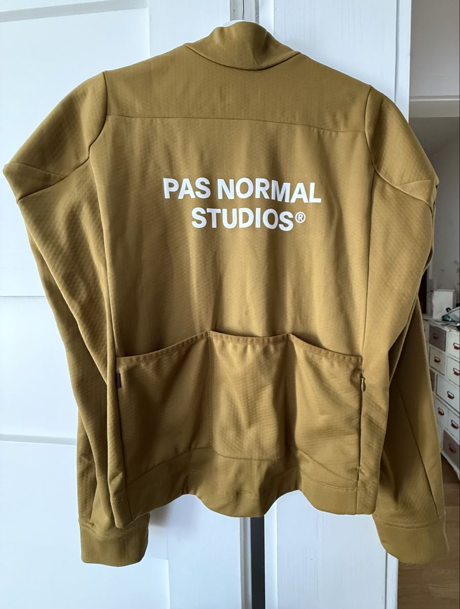 Pas Normal Studios Giacche: Velojacke Pas Normal Studios Essential Senf Grösse M – Usato da Zürich venduto da cecamobe01 1