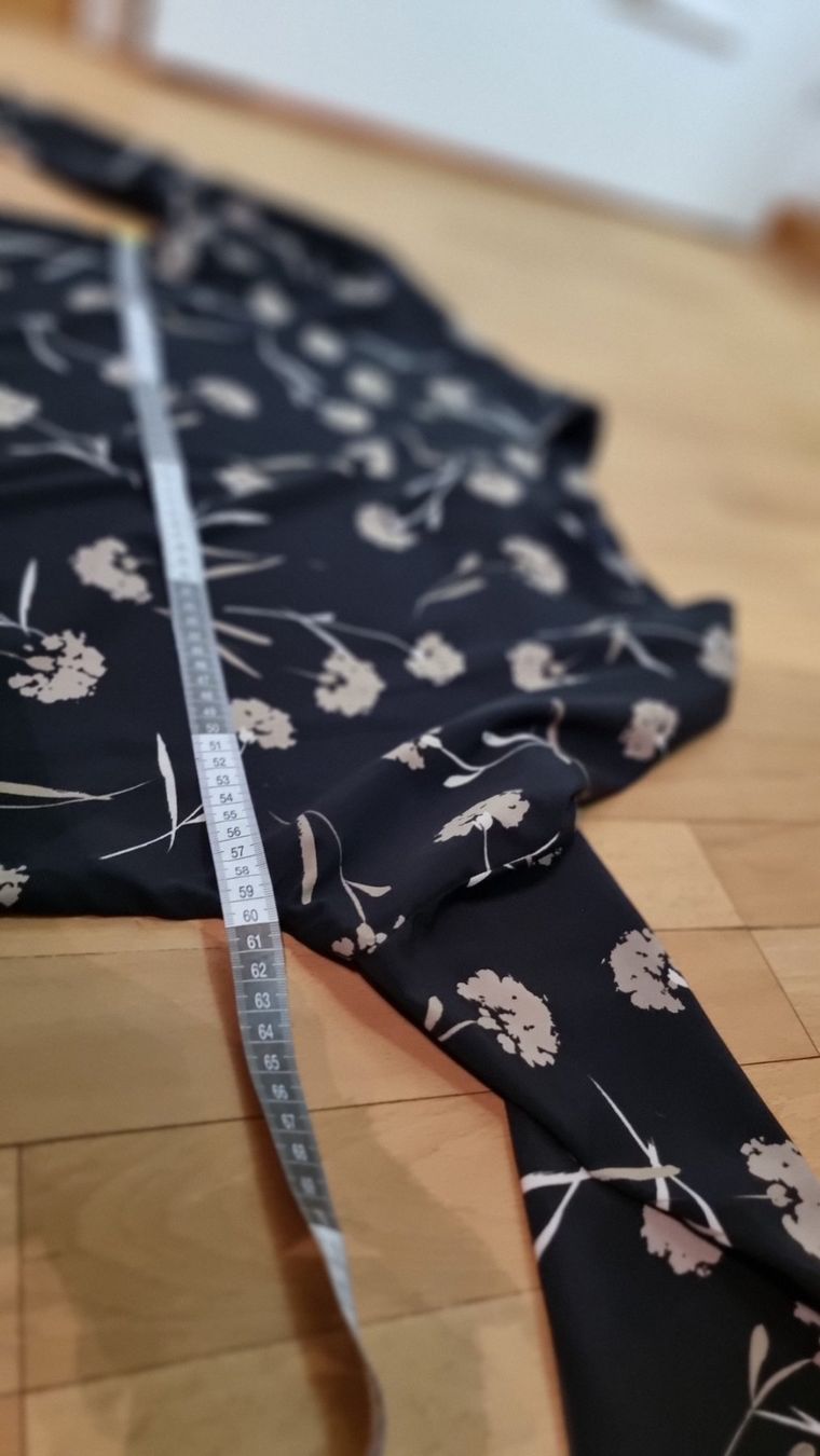 Camicette: Schicke Bluse Gr. 40/L schwarz beige Blumenmuster – Usato da Wald ZH venduto da CapLux 8