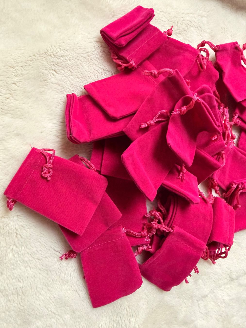 Portagioie: 48 kleine Samtbeutel für Schmuck – Nuovo (secondo la descrizione) da Würenlos venduto da Abracadabra26 1