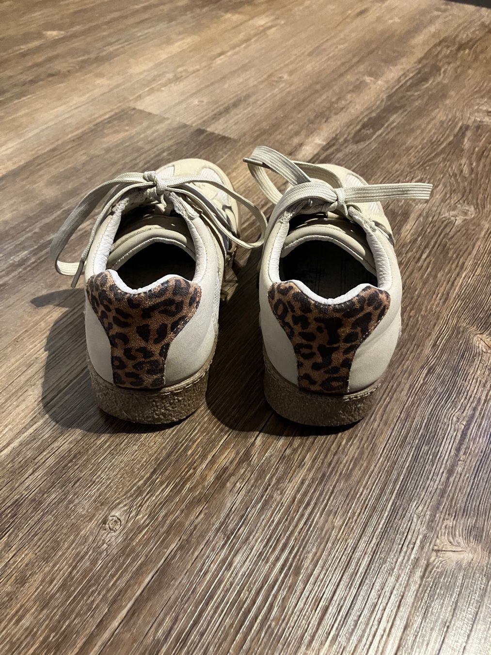Scarpe per ragazze: Sneakers beige Gr.36 Retro Leo Muster – Usato da Ernetschwil venduto da Airboom 1
