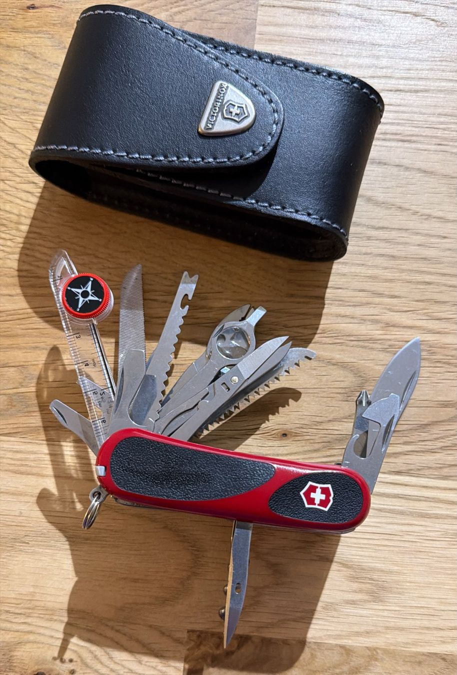 Victorinox Couteaux de poche: VICTORINOX  TASCHENMESSER EVOLUTION  GRIP RED/BLACK MIT ETUI – D'occasion à Zürich par Frei-Occasionen 1