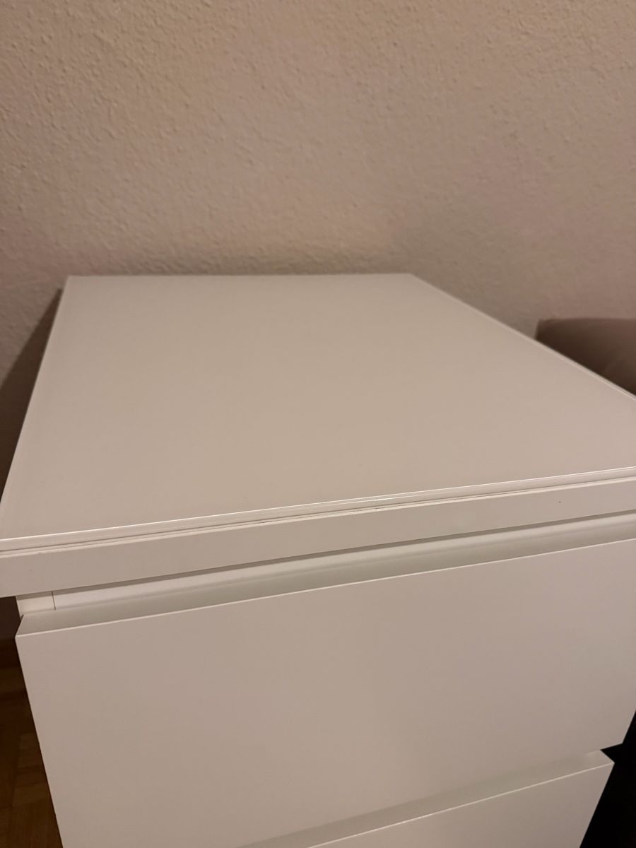 Tables de nuit: Nachttisch IKEA Malm mit Glasplatte – D'occasion à Aarau par emi_p8k7 3