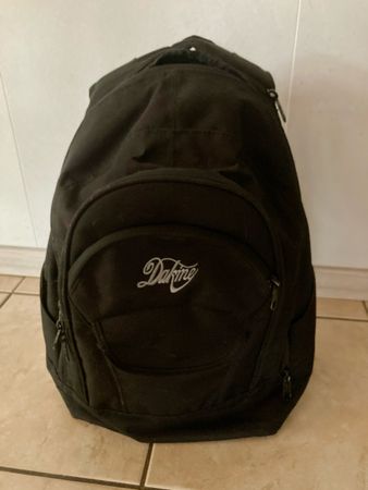 Sac à dos Dakine noir, parfait pour l'école ou les loisirs.
